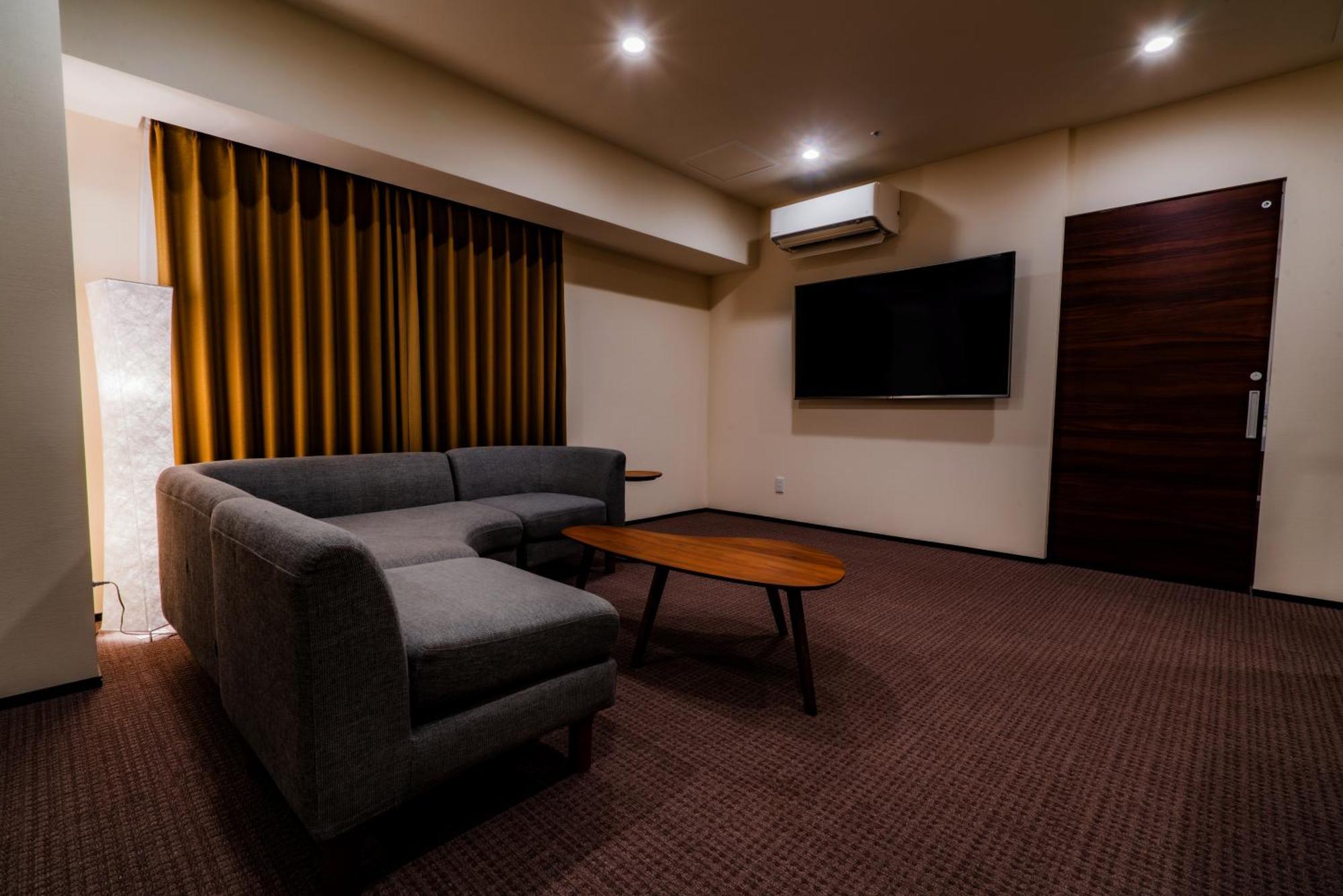 Randor Hotel Sapporo Suites Номер фото A living room in a hotel