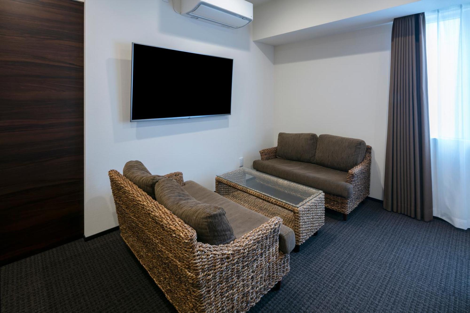 Randor Hotel Sapporo Suites Номер фото A living room with a television
