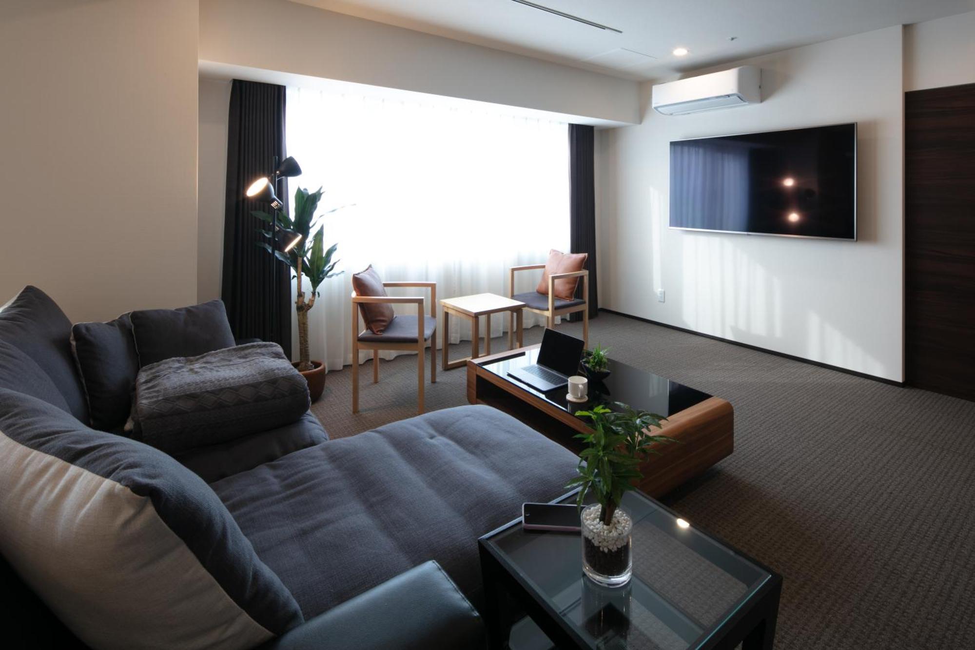 Randor Hotel Sapporo Suites Номер фото A living room in a Japanese apartment
