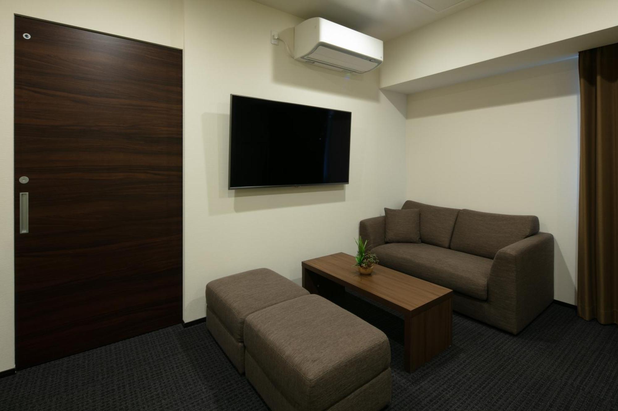 Randor Hotel Sapporo Suites Номер фото A room at the station